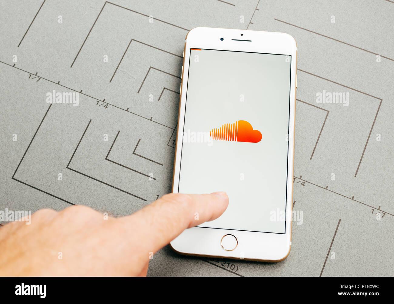 Parigi, Francia - Sep 26, 2016: Maschio mano azienda nuovo Apple iPhone 7 Plus dopo unboxing e test installando l'applicazione software applicativo SoundCloud app Musica login Foto Stock