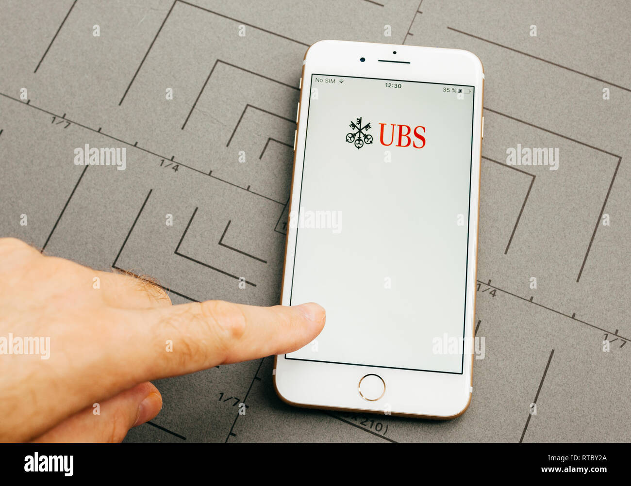 Parigi, Francia - Sep 26, 2016: Maschio mano azienda nuovo Apple iPhone 7 Plus dopo unboxing e test da parte dell'installazione dell'app applicazione software online banking di UBS Bank Foto Stock