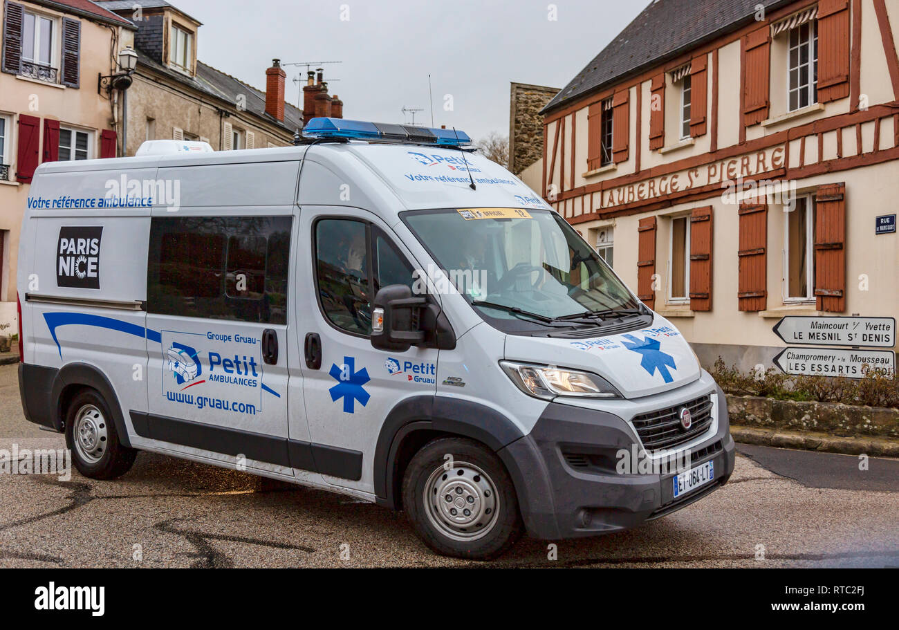 Dampierre-en-Yvelines, Francia - 4 Marzo 2018: Gazzetta ambulanza passando davanti ad una tradizionale francone house durante la fase 1 di Pari Foto Stock