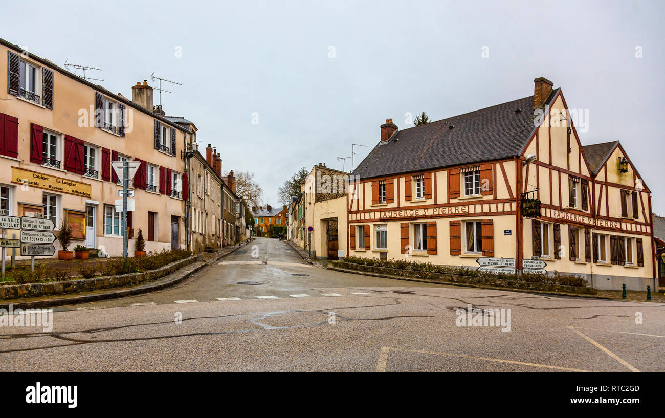 Dampierre-en-Yvelines, Francia - 4 Marzo 2018: immagine tradizionale di un ostello in una piccola strada di una località rurale in Francia Foto Stock