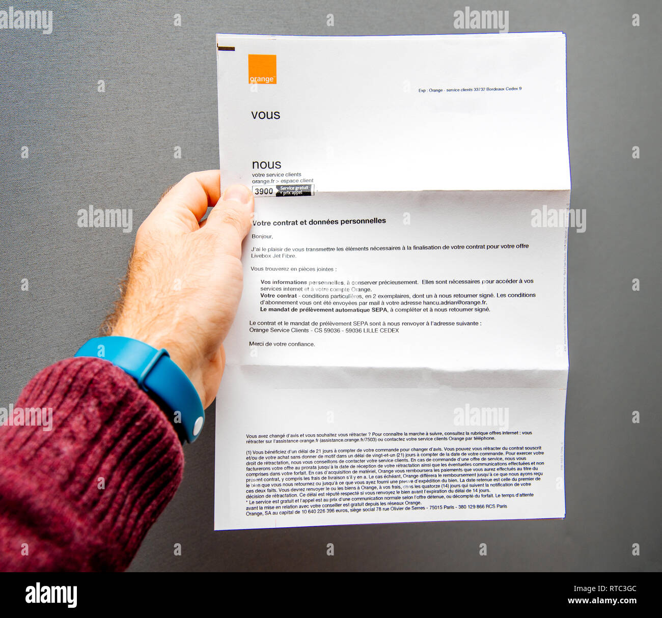 Parigi, Francia - Jan 8, 2018: uomo di trattenimento contro uno sfondo  grigio lettera da Orange France Telecom informare circa il collegamento a  fibre ottiche Foto stock - Alamy