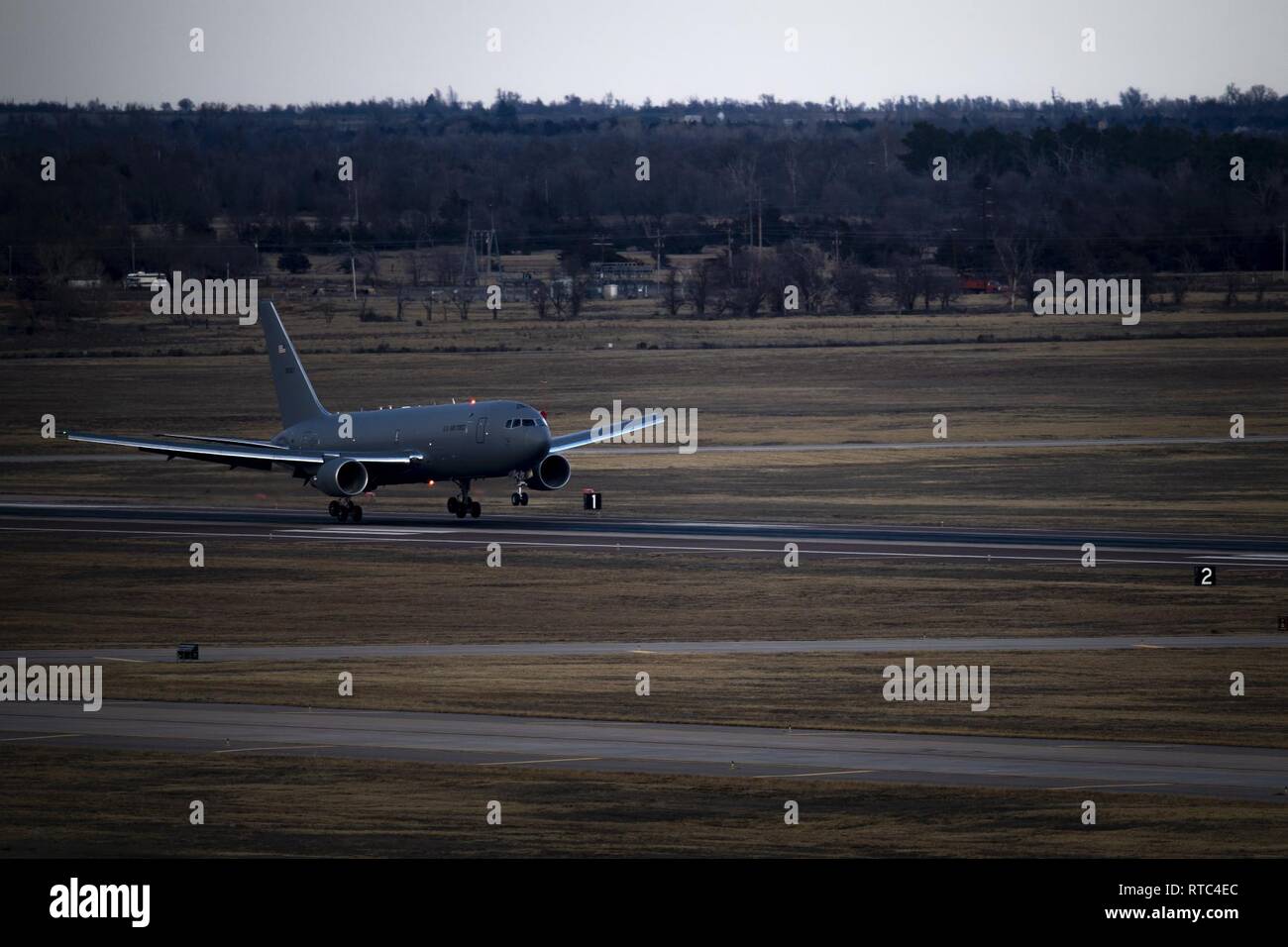 Una KC-46 Pegasus atterra sulla pista del 97th Aria Mobilità ala per la prima volta nel febbraio 8, 2019, a Altus Air Force Base, Okla. La Altus AFB è la prima sede di formazione per il KC-46 e in treno entrambi i piloti e gli operatori del braccio. Foto Stock