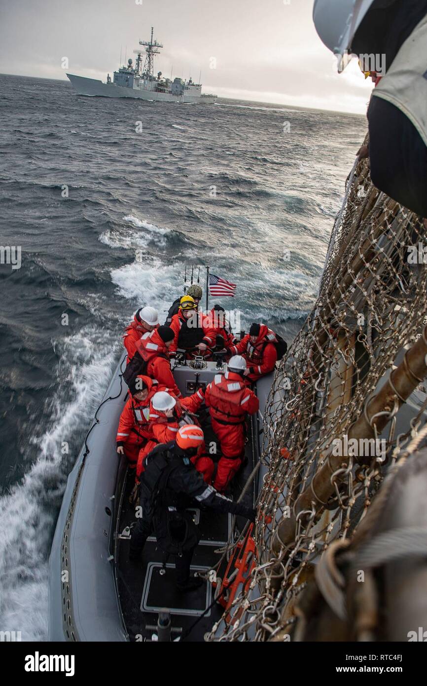 Mare di Norvegia (feb. 8, 2019) NATO permanente gruppo marittimo (inserto SNMG) 1 personale pensione completa una rigida-scafo gommone dal guidato-missile destroyer USS gravemente (DDG 107), l'inserto SNMG1 ammiraglia, prima del loro transito verso la marina polacca frigate ORP Kazimierz generale Pulaski (FrR 272). Gravemente è in corso su un regolarmente la distribuzione programmata come ammiraglia di inserto SNMG1 per condurre le operazioni e fornire una continua capacità di marittima per la NATO nel Nord Atlantico. Foto Stock