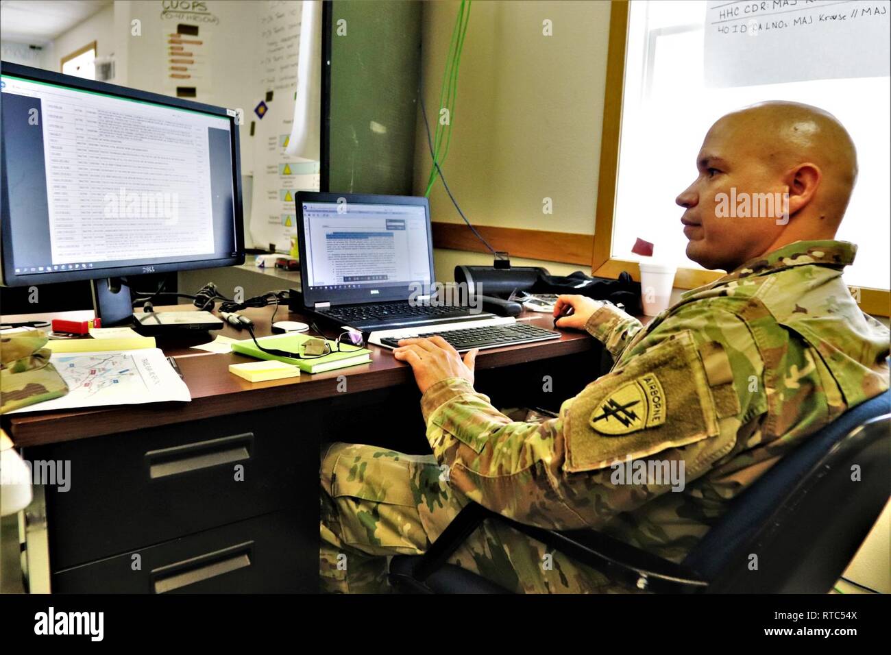 Master Sgt. Omar Cruz, operazioni di battaglione sergente con l' esercito della riserva 432nd gli affari civili battaglione di Green Bay, Wisconsin, lavora su un documento di formazione 8 febbraio 2019, a Fort McCoy, Wis., durante il comando Post Exercise-Functional 19-10. Circa 300 soldati con gli affari civili, le operazioni psicologiche e operazioni di informazione unità addestrati NEGLI STATI UNITI Esercito degli affari civili e le operazioni psicologiche Comando- centric esercizio che è stata condotta su post da Gen 22 al 11 febbraio. Foto Stock