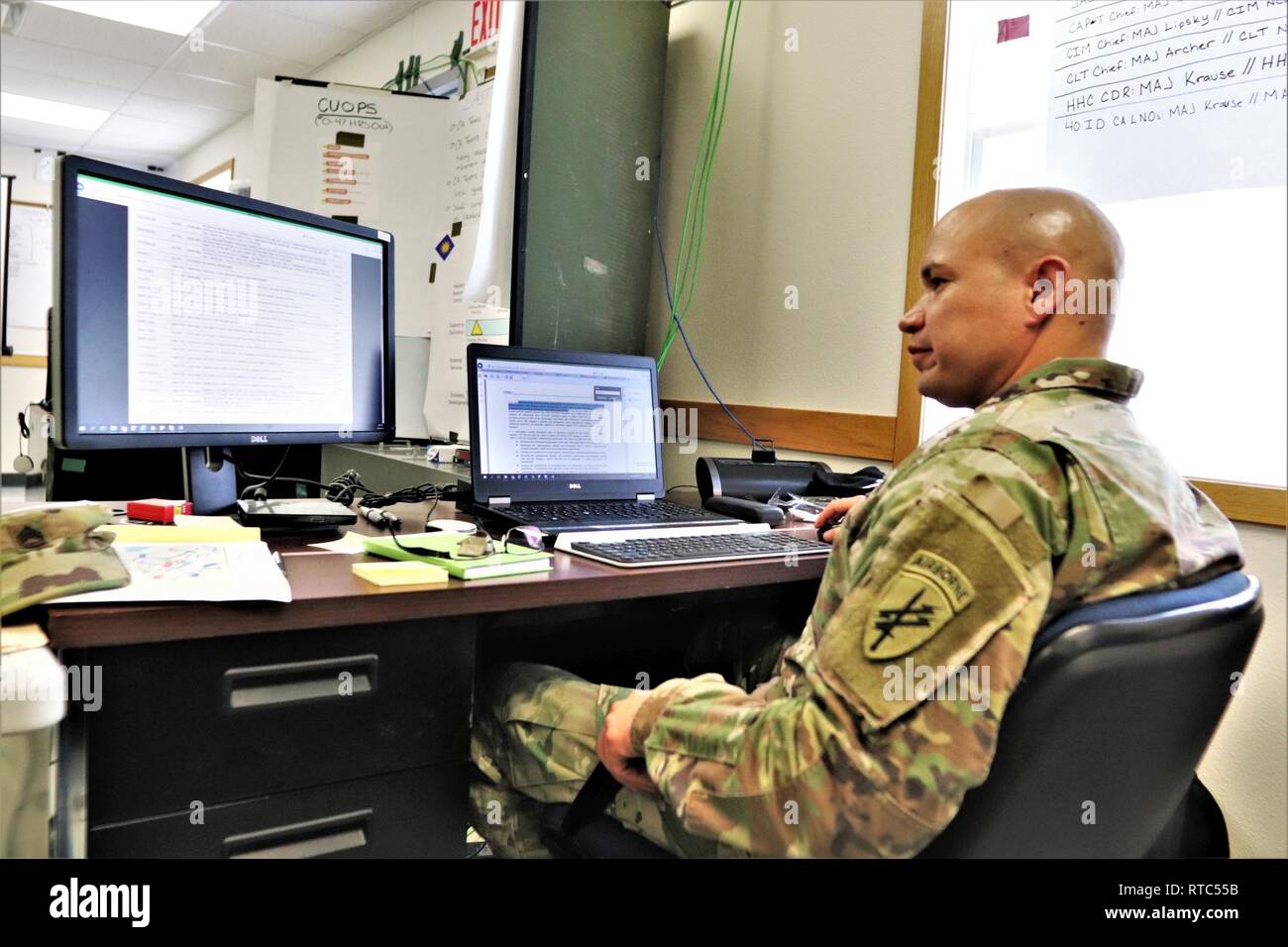 Master Sgt. Omar Cruz, operazioni di battaglione sergente con l' esercito della riserva 432nd gli affari civili battaglione di Green Bay, Wisconsin, lavora su un documento di formazione 8 febbraio 2019, a Fort McCoy, Wis., durante il comando Post Exercise-Functional 19-10. Circa 300 soldati con gli affari civili, le operazioni psicologiche e operazioni di informazione unità addestrati NEGLI STATI UNITI Esercito degli affari civili e le operazioni psicologiche Comando- centric esercizio che è stata condotta su post da Gen 22 al 11 febbraio. Foto Stock