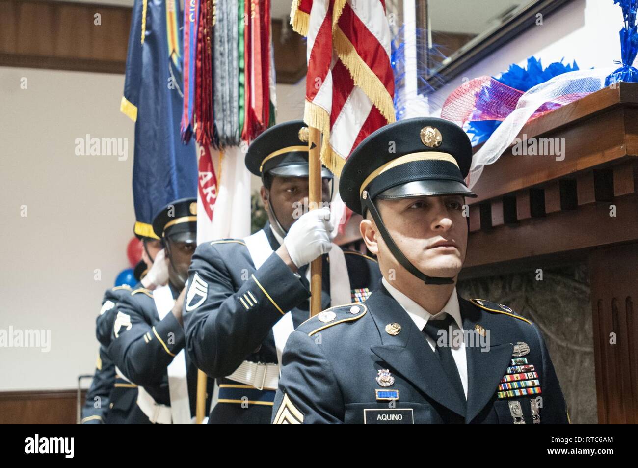 La 81st disponibilità divisione Color Guard è pronta a presentare i colori all'inizio della 81st RD Centennial palla. La 81st Readiness soldati di divisione, noto come Wildcats, celebrato l'unità il centesimo anno di servizio per gli Stati Uniti Esercito e la nazione durante la 81RD Centennial sfera, a Fort Jackson, S.C., 9 febbraio 2019 presso il Circolo Ufficiali. Foto Stock