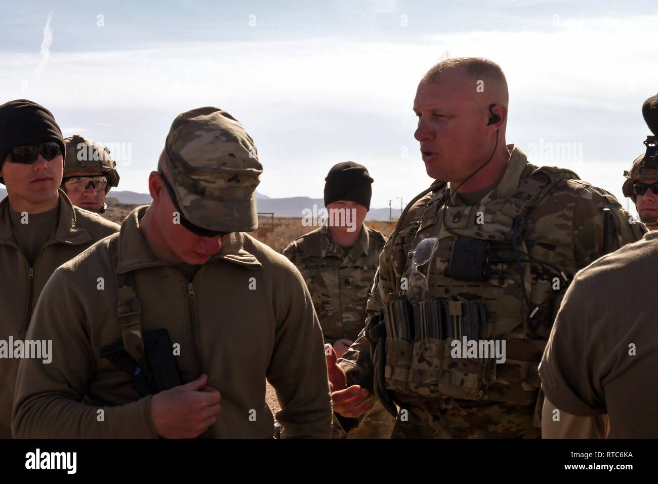 MCGREGOR gamma complessa, N.M. - Staff Sgt. Jason Staats (a destra), un fante per Bravo Company, 2° Battaglione, 127Reggimento di Fanteria, Wisconsin Esercito Nazionale Guardia, dà una missione breve per i suoi soldati prima della società angelo custode di allenamento squadra esercitazioni svolte presso la McGregor gamma complessa, Nuovo Messico, Febbraio 9, 2019. La società ha preso parte ad Angelo custode STXs per aumentare la loro disponibilità e capacità di letalità, la loro preparazione per consigliare e assistere le missioni nelle loro imminente mobilitazione d'oltremare. Foto Stock