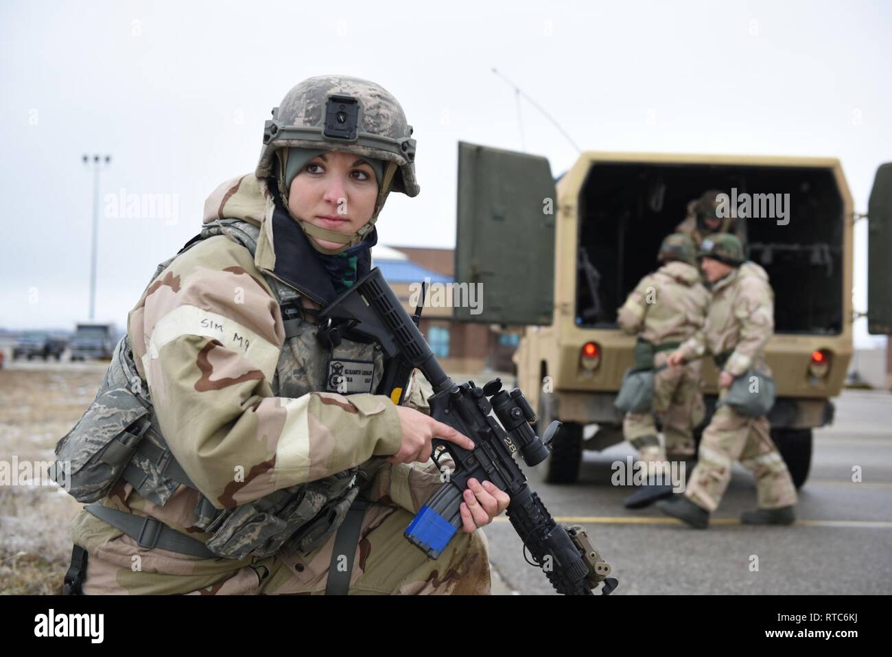 Senior Airman Elisabeth Leonard da 124a forze di sicurezza sondaggi la zona intorno agli edifici durante un grande esercizio di preparazione in campo Gowen Boise, Idaho. L'esercizio è iniziato il 8 febbraio ed è durato dalla mattina presto attraverso la notte fino a febbraio 10, ed è di vitale importanza per garantire gli avieri sono preparati per tutti gli scenari possibili. Foto Stock