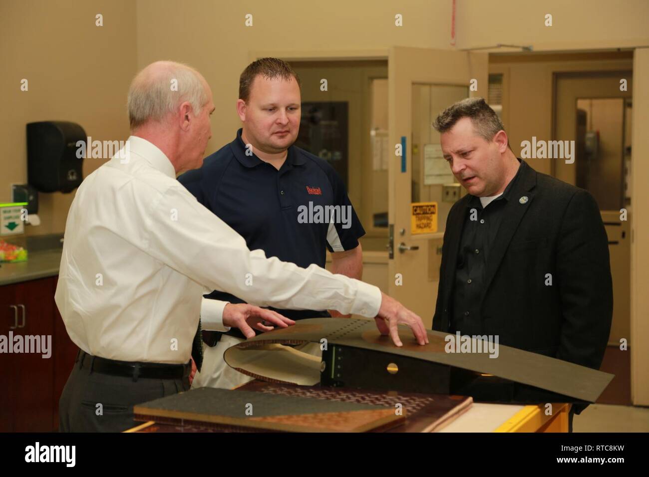 Mike Lawrence (sinistra), U.S. Army Combat Sviluppo delle capacità di comando Aeronautica & Missile Centro di Ingegneria direzione prototipo facilità di integrazione business manager, mutandine Brian Wojtysiak (centrale) e Chief Warrant Officer 5 Matt Sivacek (a destra), i membri dell'esercito Futures Acculturalization Comando integrato di team di prodotto, durante un tour del centro il PIF 11 Febbraio al Redstone Arsenal. Il team è di imparare circa la missione del Centro e di visione e di come si inserisce nell'U.S. Esercito di priorità di modernizzazione. Foto Stock