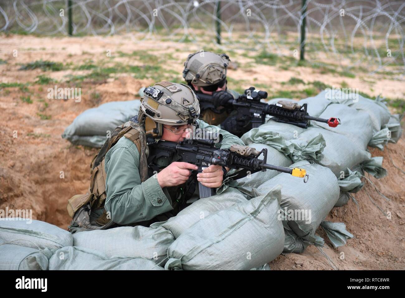 Emergenza forze di risposta assegnato alla contingenza 821st Gruppo di risposta fuori di Travis Air Force Base in California, rispondere a una simulazione di attacco sparatoria a Geronimo zona di atterraggio durante una missione a sostegno della Bandiera Verde Little Rock esercizio, 11 febbraio, 2019, Fort Polk, La. L'obiettivo primario dell'esercizio è quello di supportare la Joint Readiness Training Center e fornire il massimo numero di equipaggi airlift, missione pianificatori e elementi di appoggio al suolo di un combattimento simulato ambiente con enfasi sulla forza comune di integrazione. Foto Stock