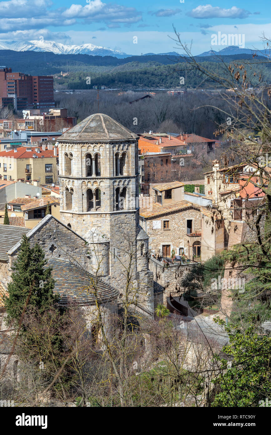 Vista verticale della storica il monastero di Sant Pere de Galligans con le montagne dei Pirenei in background Foto Stock