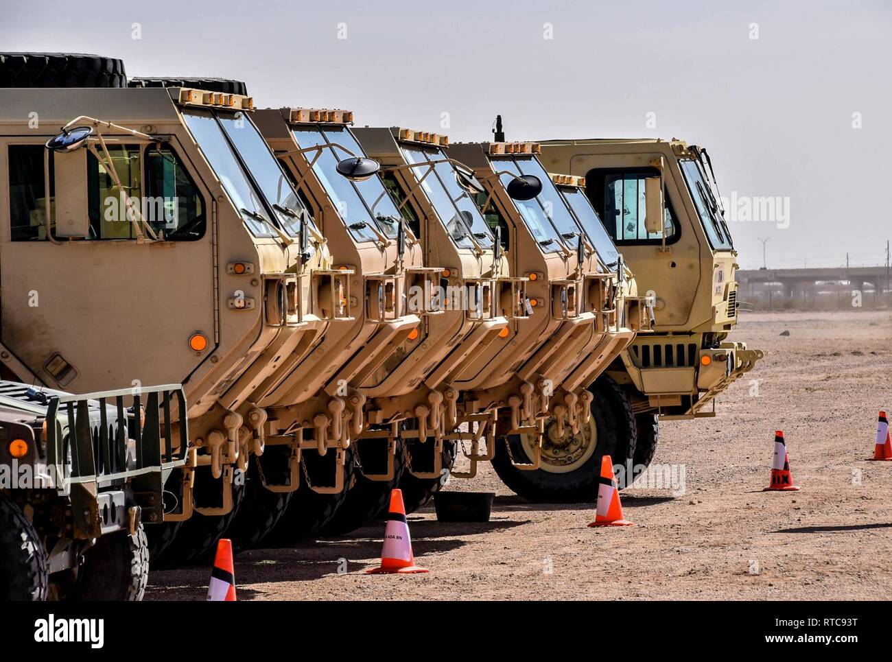 Veicoli da 3-4 la difesa aerea reggimento di artiglieria, 108th aria difesa brigata di artiglieria, sono stati messi in scena nella Snake Pit Febbraio 11, 2019 a Fort Bliss railyard per il prossimo Roving Sands esercizio. Foto Stock