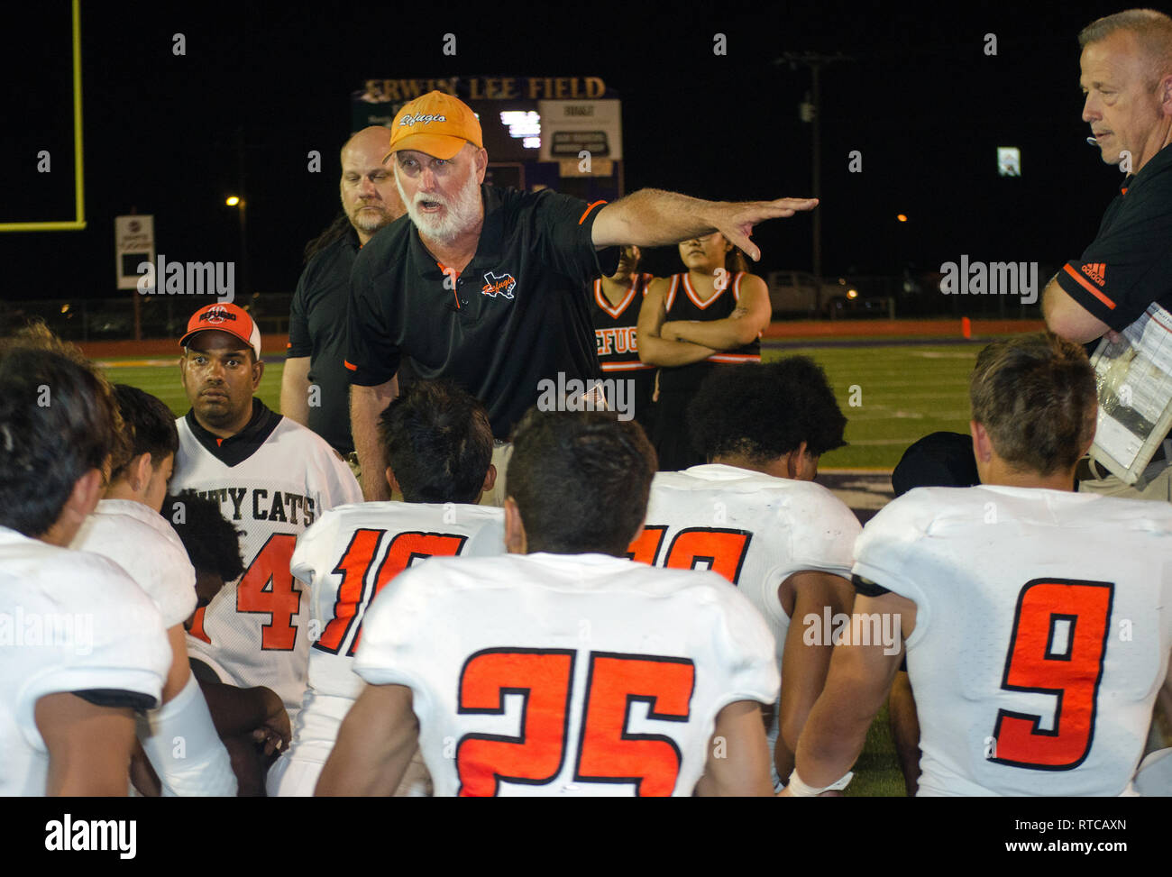 Refugio di alta scuola capo allenatore di calcio Jason Aringa parla al suo compagno di squadra circa le loro prestazioni, Sett. 29, 2017, in Seguin, Texas. Foto Stock