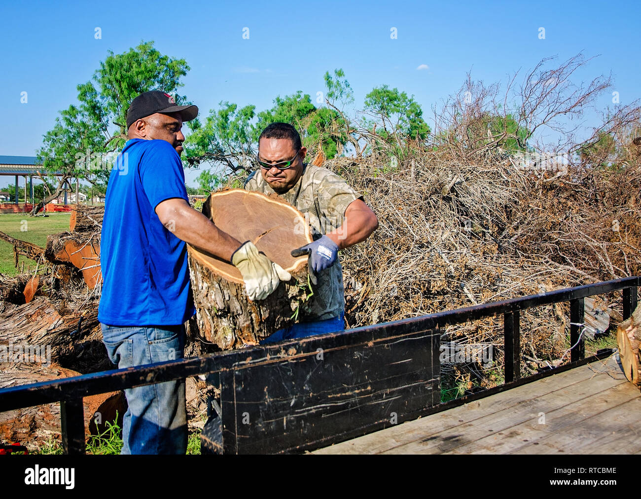 Refugio carico residenti mesquite registra su un rimorchio, Sett. 30, 2017, nel Refugio, Texas. Uragano Harvey abbattuto un gran numero di threes in zona. Foto Stock