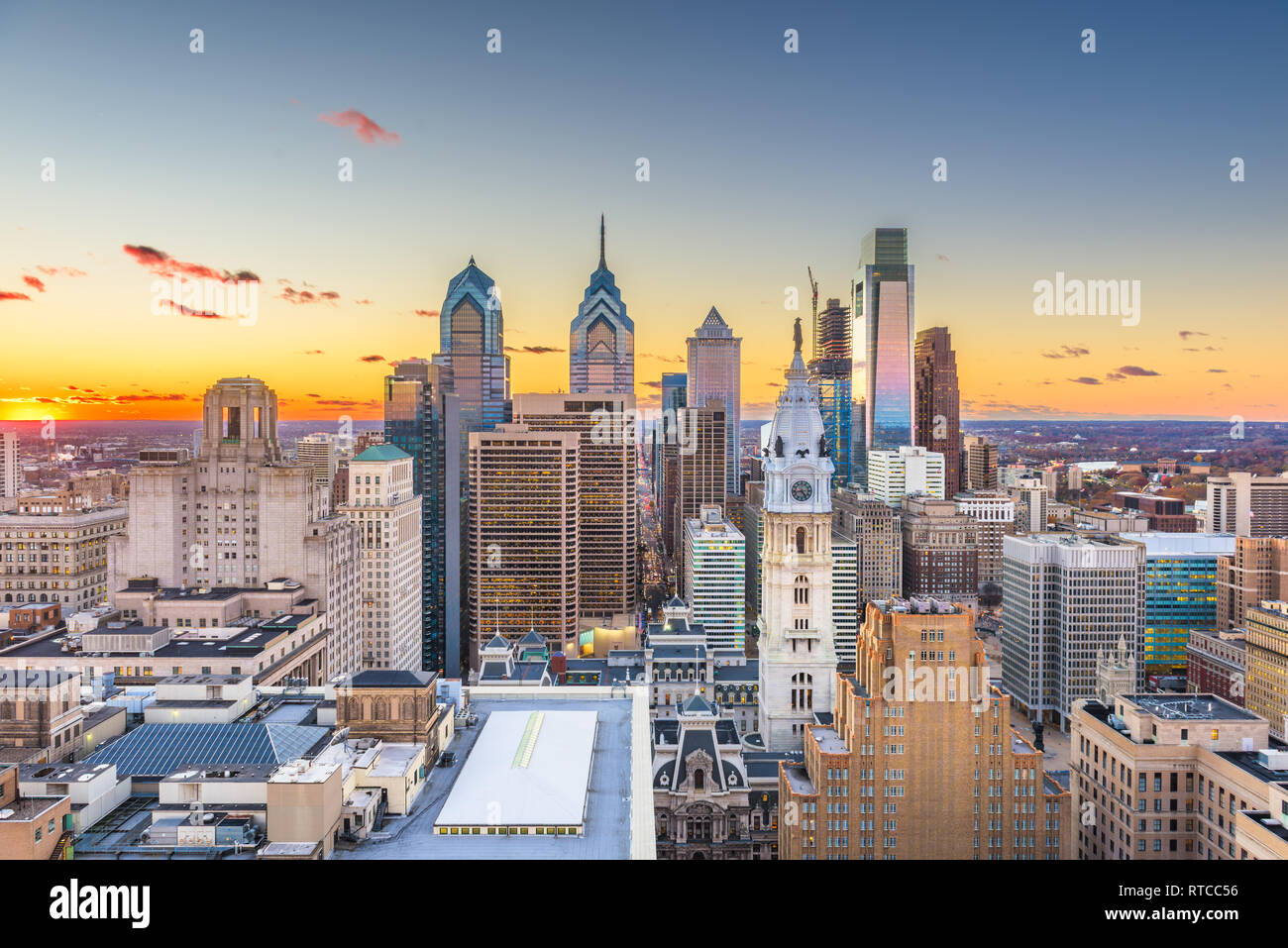Philadelphia, Pennsylvania, USA skyline oltre il centro città al tramonto. Foto Stock