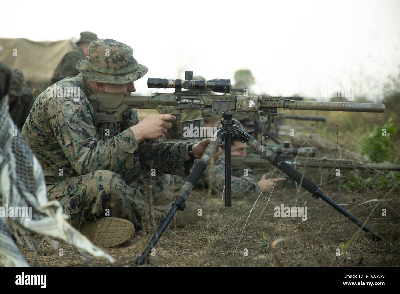 Lancia Cpl. Logan D. Laughlin attrazioni di con un M110 semi-automatico sistema di cecchino durante un incendio live event di esercizio Cobra Gold 19, Camp Ban Chan Khrem, Khao Khitchakut distretto, Thailandia, Feb 13, 2019. Esercizio Cobra Gold dimostra l'impegno del Regno di Tailandia e gli Stati Uniti alla nostra lunga alleanza, promuove partenariati regionali e avanza la sicurezza e la cooperazione nella regione Indo-Pacifico. Laughlin, nativo di Flat Rock, Indiana e una scout sniper assistant team leader, laureato a sudovest Junior e Senior High School nel maggio del 2014 prima di arruolamento in Decemb Foto Stock