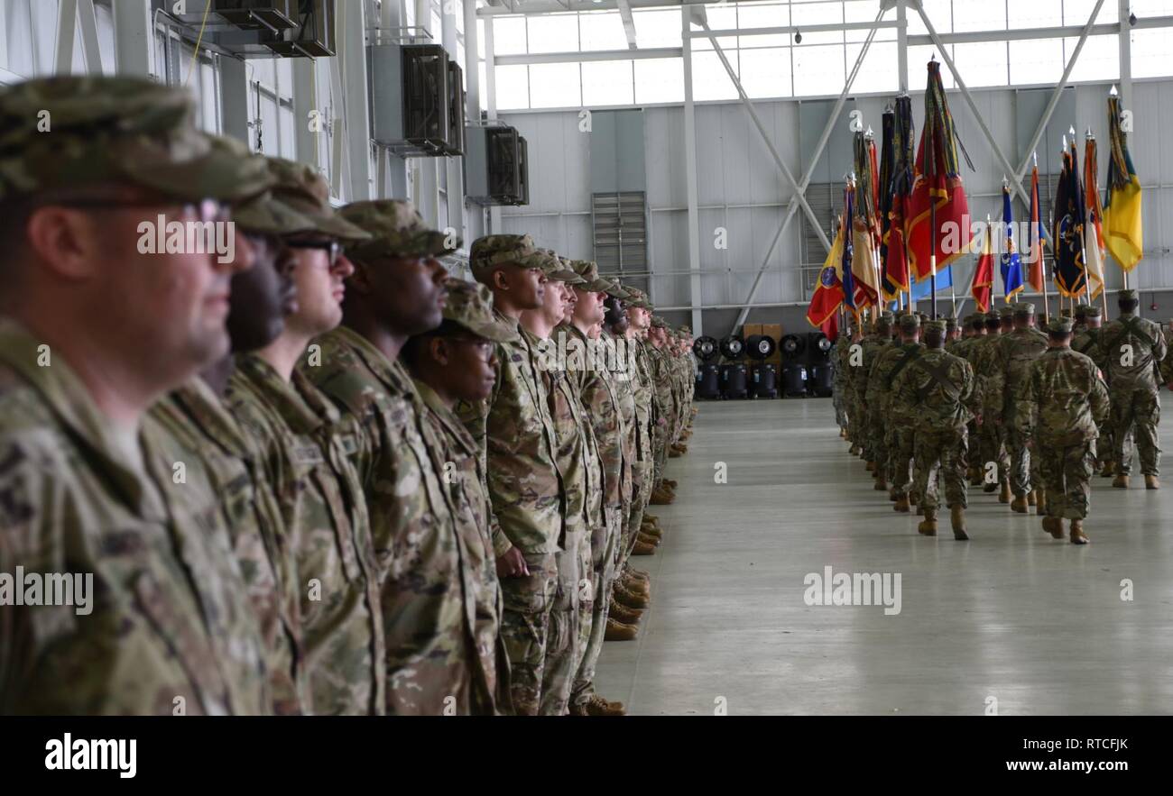 Carolina del Sud Dipartimento Militare membri stand in formazione durante l'aiutante generale cambiamento della cerimonia di comando a McEntire comune di Guardia nazionale in base Eastover, Carolina del Sud, Feb 16, 2019. La modifica del comando cerimonia riconosciuto U.S. Esercito il Mag. Gen. Robert E. Livingston, Jr. come l'uscita aiutante generale e ha accolto con favore U.S. Esercito il Mag. Gen. Van McCarty come l'arrivo di aiutante generale. Foto Stock