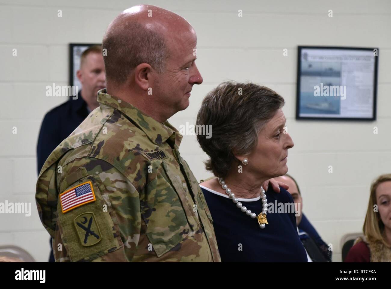 Carolina del Sud Gov. Henry McMaster ha presentato l'ordine del Palmetto award per la sig.ra Barbara Livingston, moglie di U.S. Esercito il Mag. Gen. Robert E. Livingston, Jr., il ventottesimo aiutante generale della Carolina del Sud, a McEntire comune di Guardia nazionale in base Eastover, Carolina del Sud, Feb 16, 2019. L'ordine del Palmetto è la più alta onorificenza civile dello Stato ed è stato presentato in riconoscimento dei contributi e di amicizia per lo stato della Carolina del Sud, Sud Carolina del Dipartimento Militare e la Carolina del Sud la Guardia Nazionale. Foto Stock