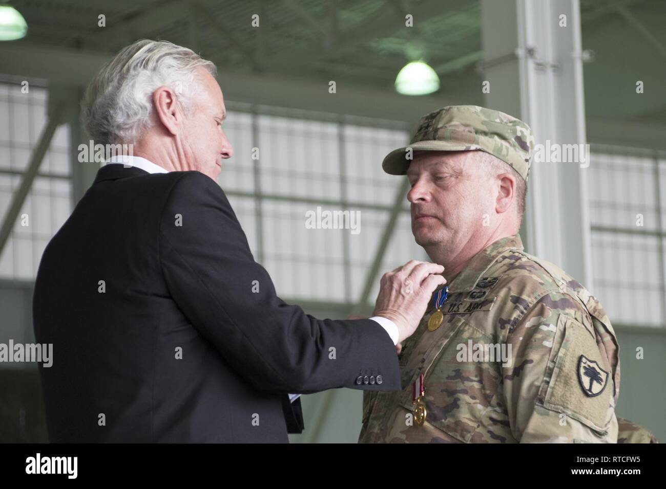 Carolina del Sud Gov. Henry McMaster aggiudicati aiutante generale, U.S. Esercito il Mag. Gen. Robert E. Livingston, Jr., l'uscita aiutante generale, con la Carolina del Sud Guardsman medaglia di pensionamento durante un cambiamento di cerimonia di comando a McEntire comune di Guardia nazionale in base Eastover, Carolina del Sud, Feb 16, 2019. La cerimonia ha accolto favorevolmente U.S. Esercito il Mag. Gen. Van McCarty come la ventinovesima aiutante generale della Carolina del Sud e il primo ad essere scelto dal governatore piuttosto che eletto. Foto Stock