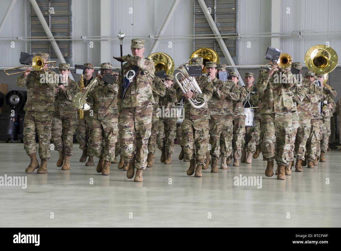 La 246Army Band, Carolina del Sud esercito nazionale Guard esegue un suono spento durante l'aiutante generale cambiamento della cerimonia di comando a McEntire comune di Guardia nazionale in base Eastover, Carolina del Sud Feb 16, 2019. La modifica del comando cerimonia riconosciuto U.S. Esercito il Mag. Gen. Robert E. Livingston, Jr. come l'uscita aiutante generale e ha accolto con favore U.S. Esercito il Mag. Gen. Van McCarty come l'arrivo di aiutante generale. Foto Stock