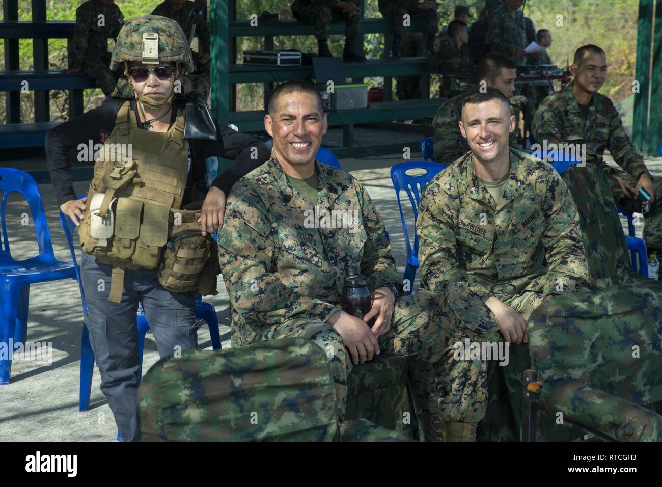 Sami, un interprete, indossa indumenti protettivi a fianco di Sgt. Il Mag. Al Torres, centro e Lt. Col Christopher D. Tolliver durante un evento di formazione, Esercizio Cobra Gold 19 Camp Ban Chan Khrem, Khao Khitchakut distretto, Thailandia, Feb 18, 2019. Esercizio Cobra Gold dimostra l'impegno del Regno di Tailandia e gli Stati Uniti alla nostra lunga alleanza, promuove partenariati regionali e avanza la sicurezza e la cooperazione nella regione Indo-Pacifico. Torres è il sergente maggiore e Tolliver è il comandante del Battaglione per team di atterraggio, 1° Battaglione, 1 Marines. Il 31 Marine Foto Stock