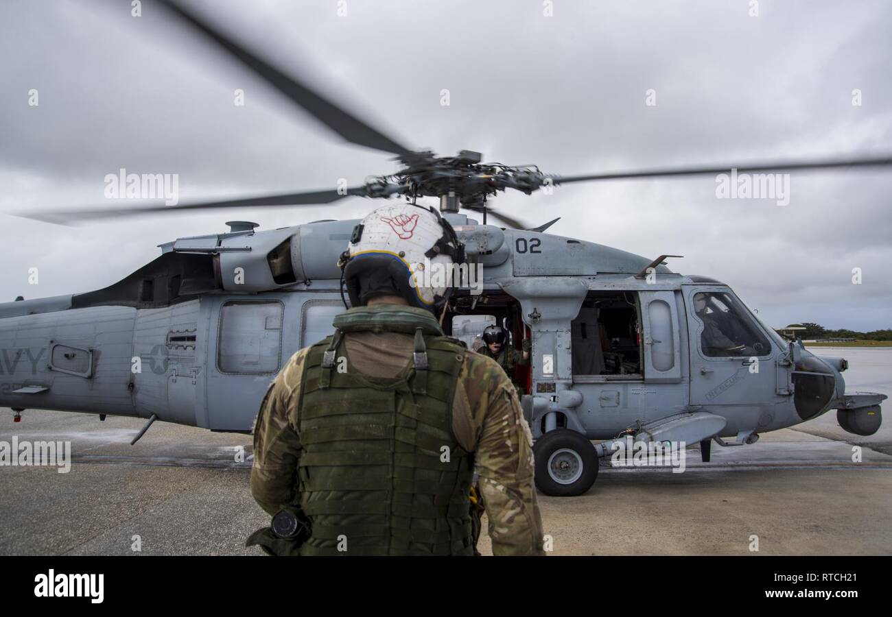 Un U.S. Navy MH-60S Seahawk stati assegnati ad un elicottero di combattimento di mare Squadron 25 (HSC-25), si prepara a prendere il via per un fronte Nord 2019 foto di gruppo di Febbraio 20, 2019, presso Andersen Air Force Base, Guam. CN19 è da lungo tempo un esercizio studiato per migliorare multilaterale di operazioni aeree tra alleati e comprenderà la fornitura di assistenza umanitaria e di soccorso in caso di catastrofe le operazioni di trasporto aereo come pure di grande vigore l'occupazione. Circa 2.000 US Avieri, marine, e i marinai si esercitano a fianco di circa 800 RAAF e JASDF membri durante l'esercizio. Foto Stock