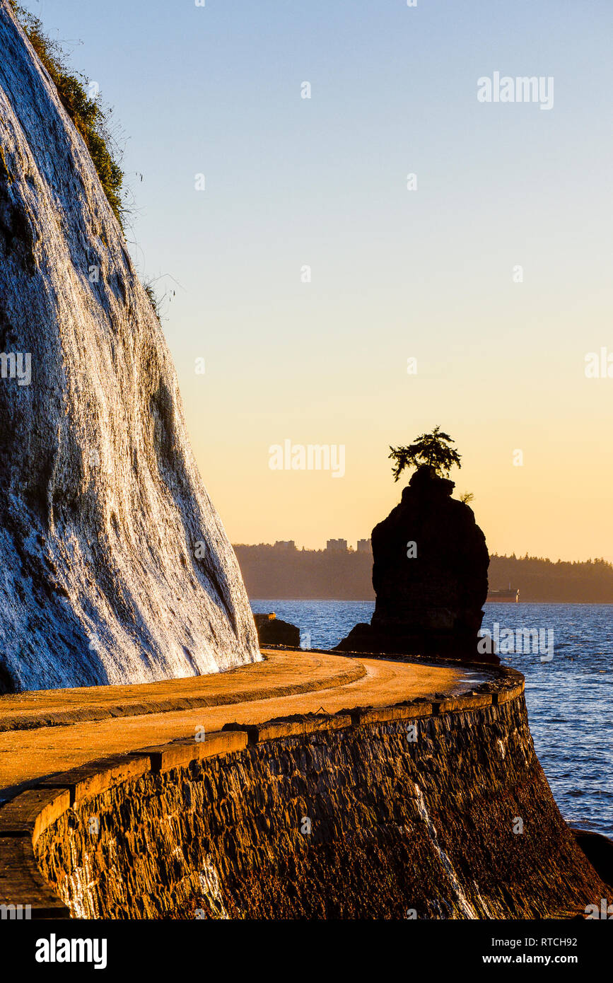 Nei pressi del pareggiatore Siwash Rock, Stanley Park, seawall, Vancouver, British Columbia, Canada Foto Stock