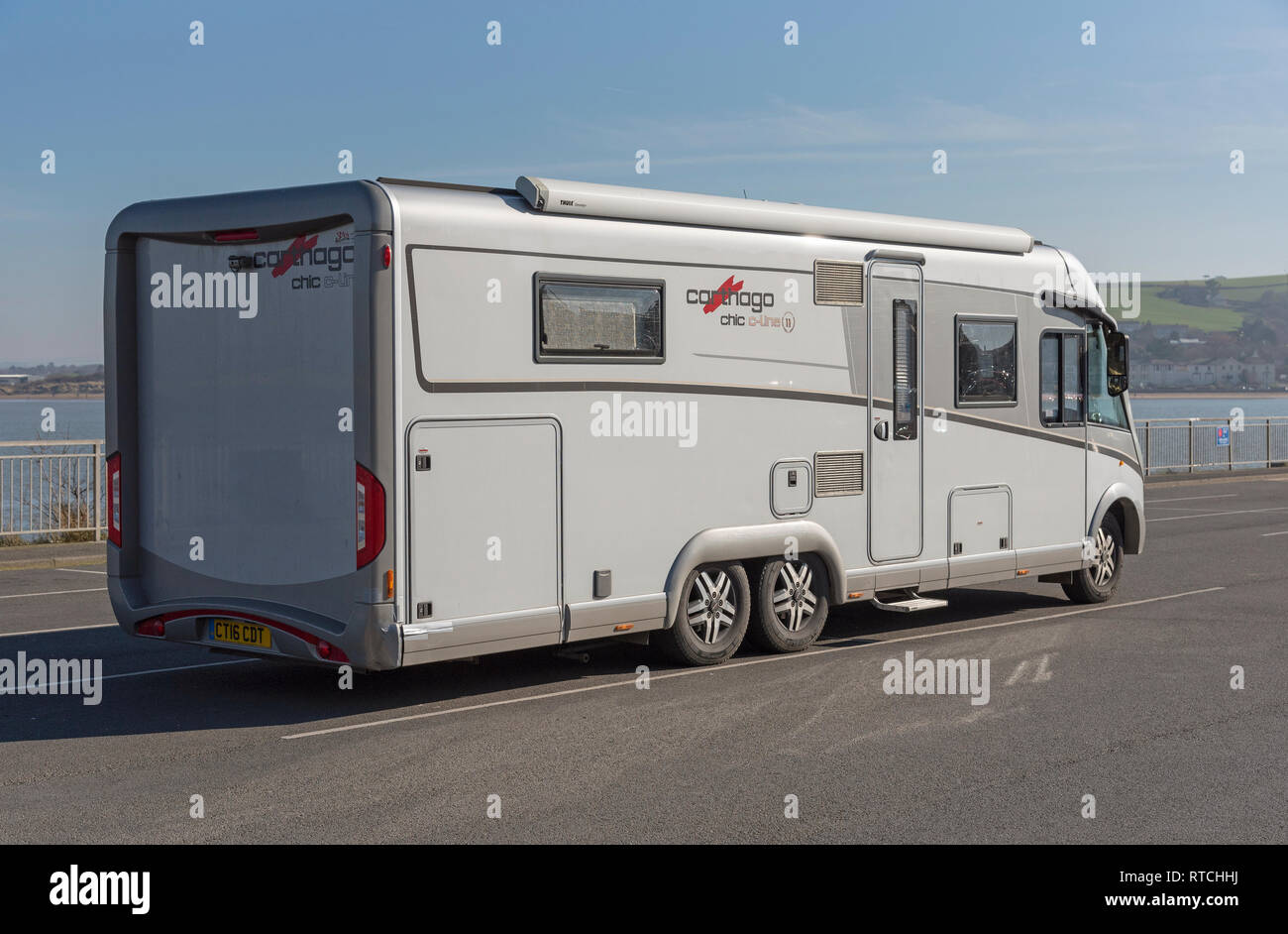 Appledore, North Devon, Inghilterra, Regno Unito. Febbraio 2019. Un motorhome di grandi dimensioni in piedi sul lungomare di questa città costiera. Foto Stock