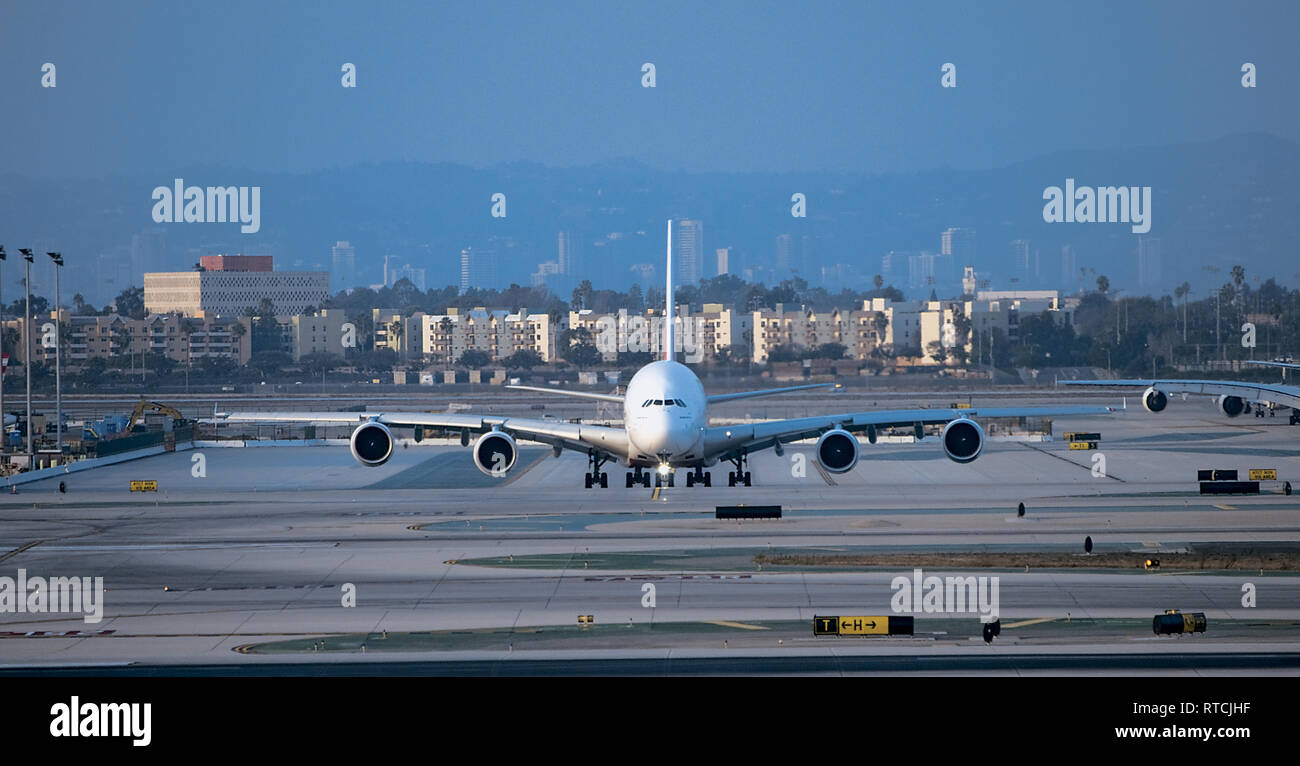 Airbus A380 super jumbo jet a LAX Airport di Los Angeles in California Foto Stock