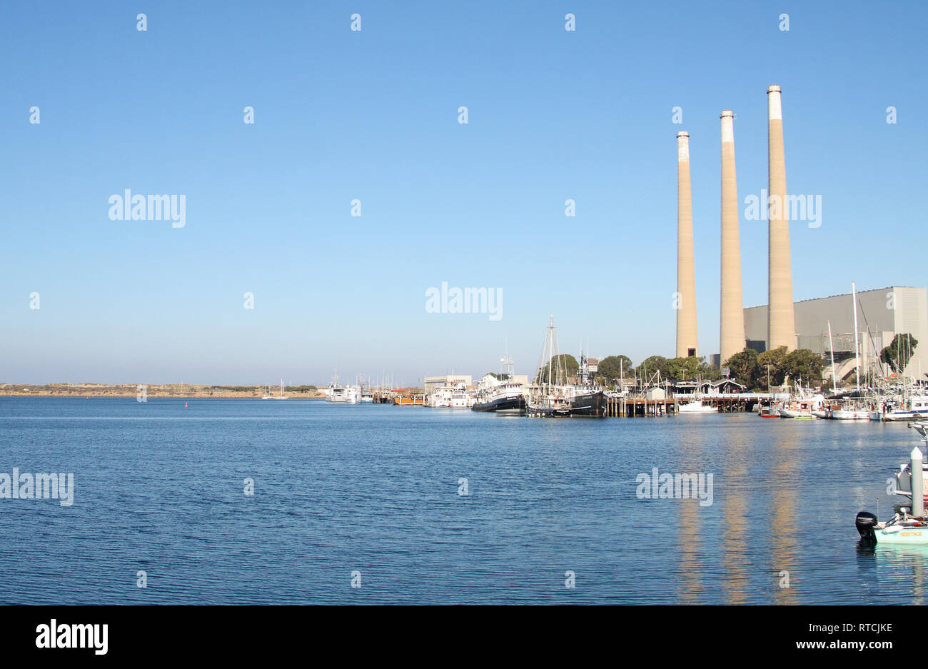 Porto e Dynergy Power Plant, Morro Bay, CALIFORNIA, STATI UNITI D'AMERICA Foto Stock