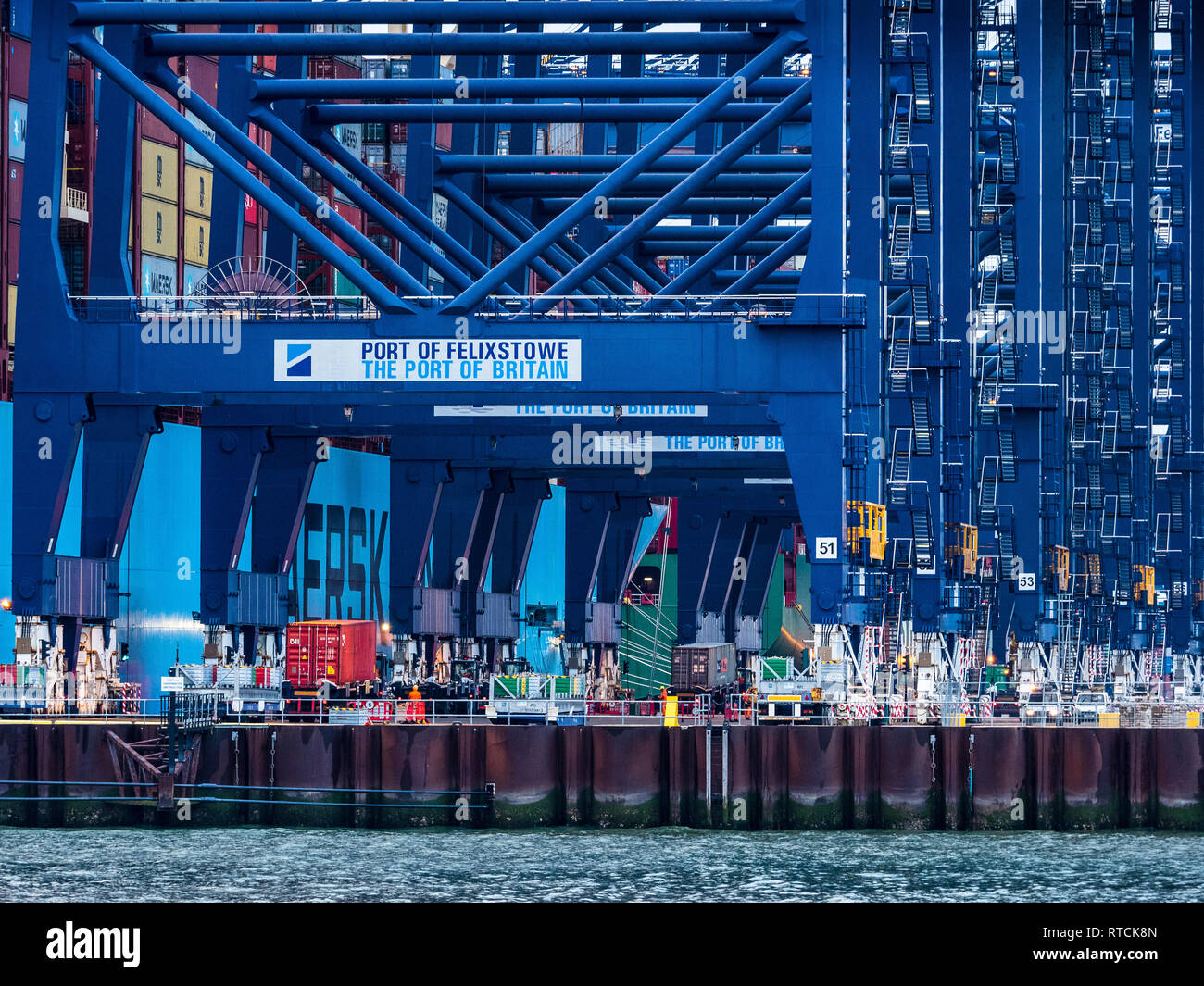 UK Foreign Trade - container per spedizioni caricati e scaricati da una nave Maersk a Felixstowe. Il porto container più grande del Regno Unito sulla costa orientale Foto Stock