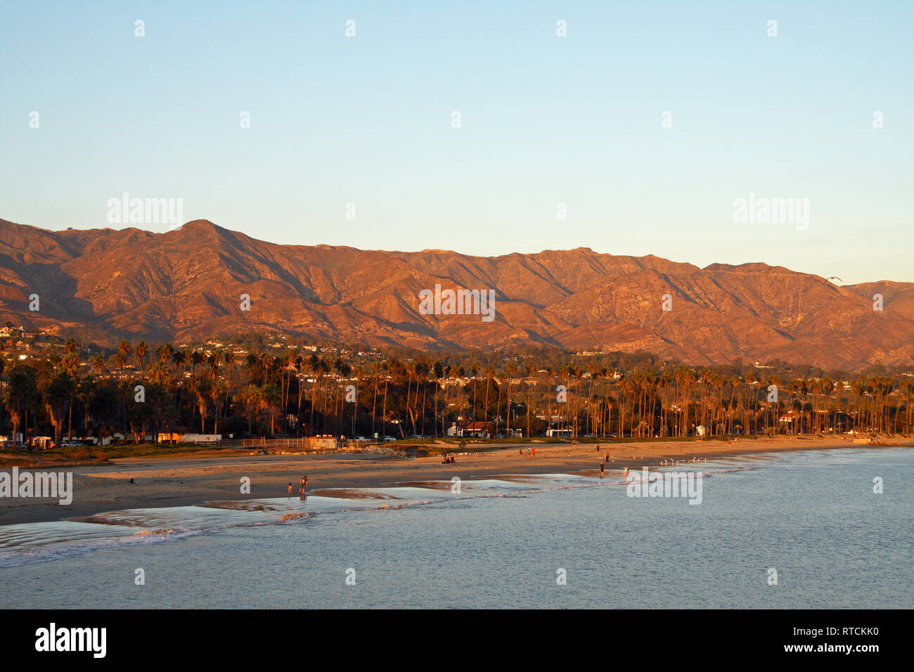 Vista al tramonto di East Beach e le montagne di Santa Ynez, da Stearns Wharf, Santa Barbara, California Foto Stock