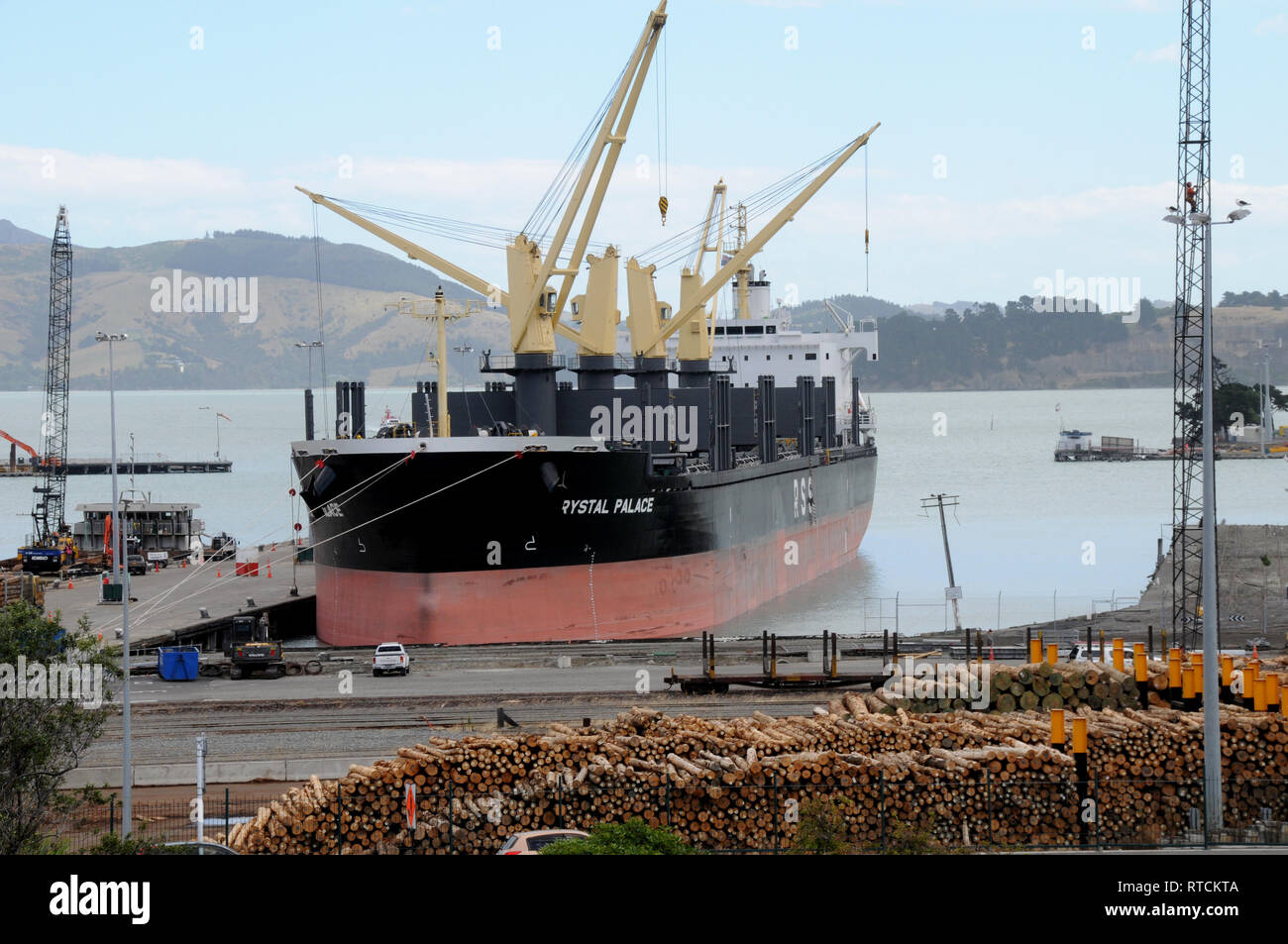 Una nave da carico in attesa del suo carico di legname presso il cantiere di Log in Lyttleton porto di Christchurch in Nuova Zelanda. Foto Stock