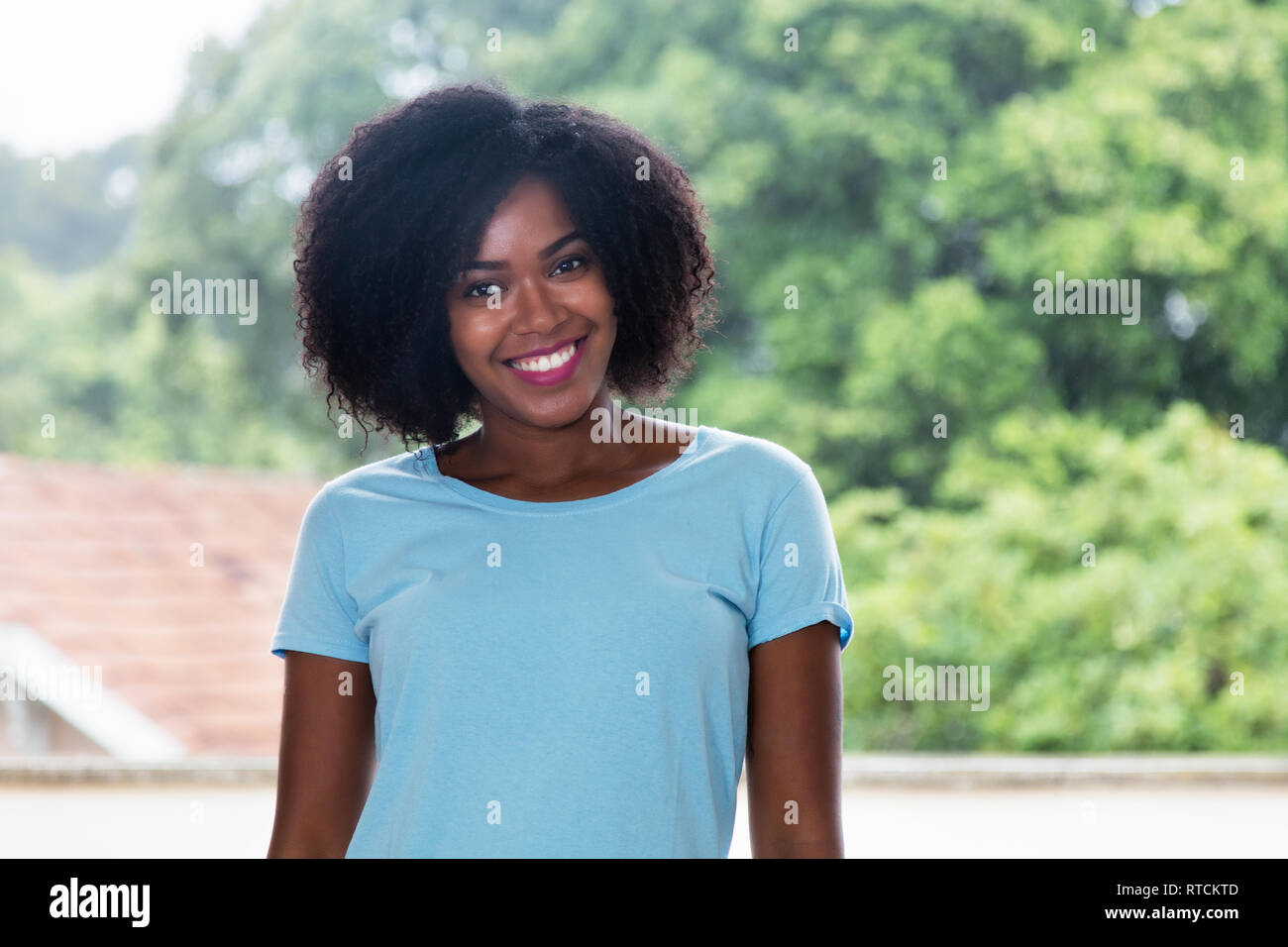 Ritratto di una bella americano africano donna all'aperto Foto Stock