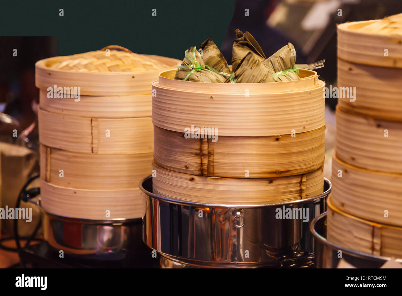 Gustosi piatti Thai Street Food La cucina, Zongzi (riso appiccicoso gnocchi di patate, Ba-Chang), cinese tradizionale piatto di riso fatta di vapore riso glutinoso farcite con di Foto Stock