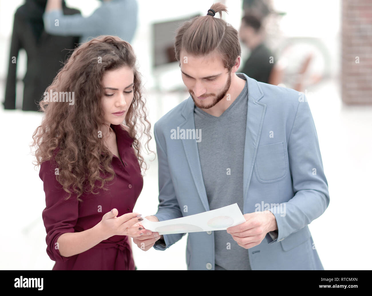I dipendenti per discutere il documento in un ufficio creativo Foto Stock