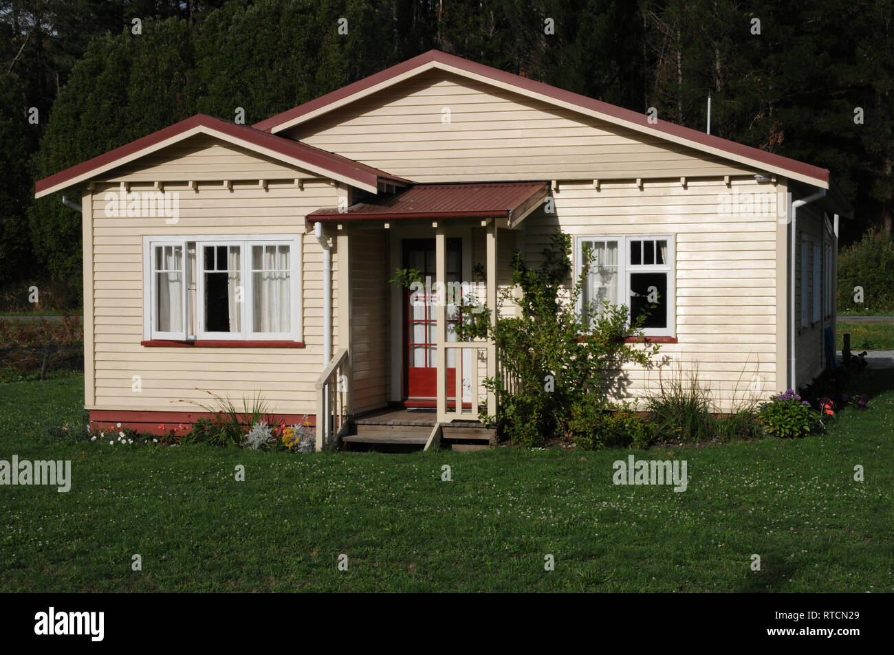 Ripristinata la Nuova Zelanda i lavoratori del settore ferroviario cottage a Reefton, nella costa occidentale della Nuova Zelanda. Il cottage è stato trasferito nella sede attuale e ripristinato. Foto Stock