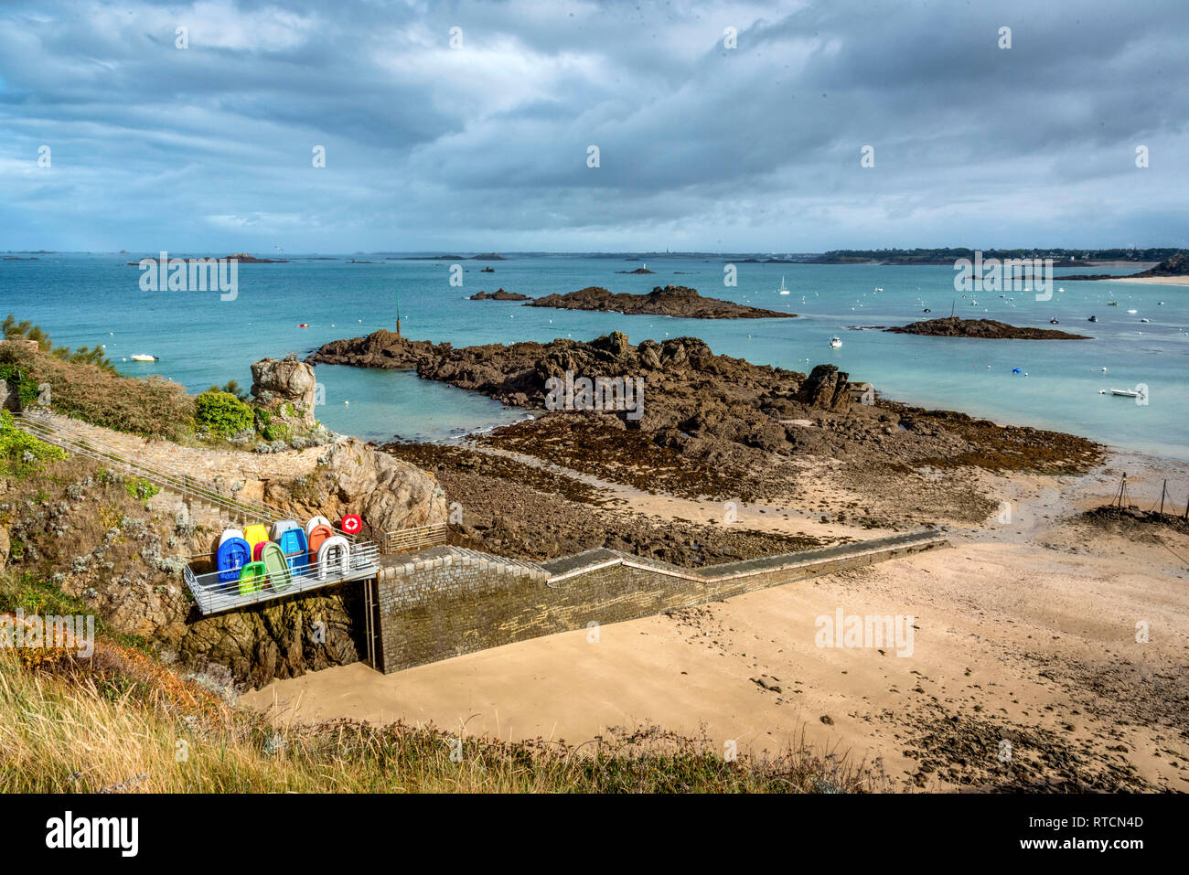 Paesaggio della Bretagna su un nuvoloso ma giornata di sole Foto Stock