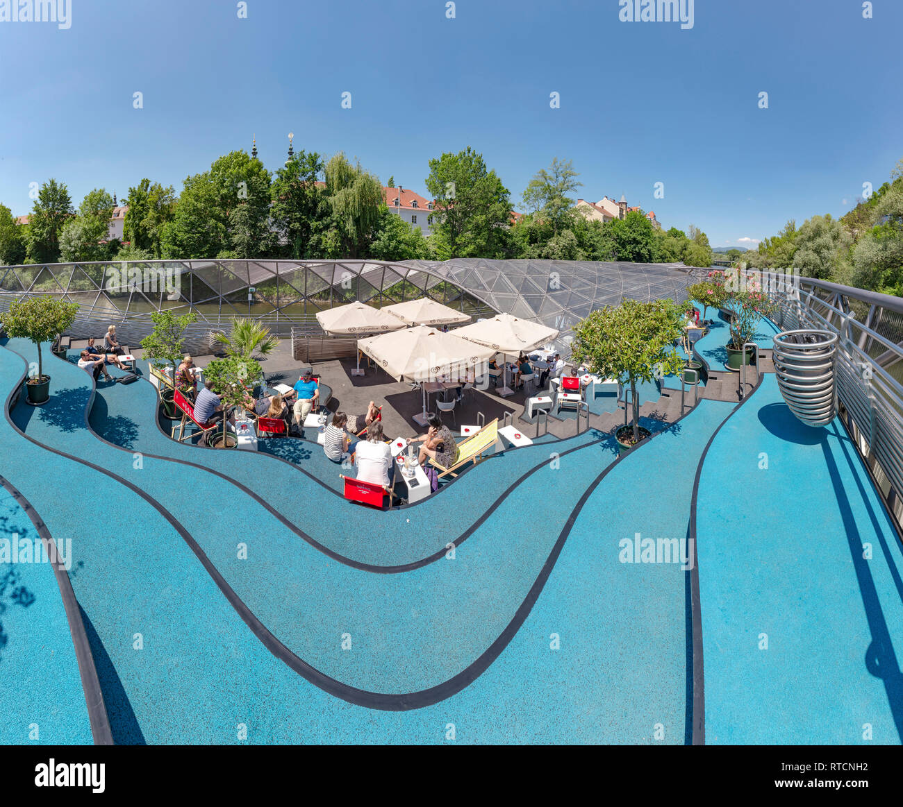 Murinsel, un cafe' all'aperto nel centro del fiume Mur, Graz, Österreich Austria.Caption locale *** città, villaggio, foresta, legno, alberi, summe Foto Stock