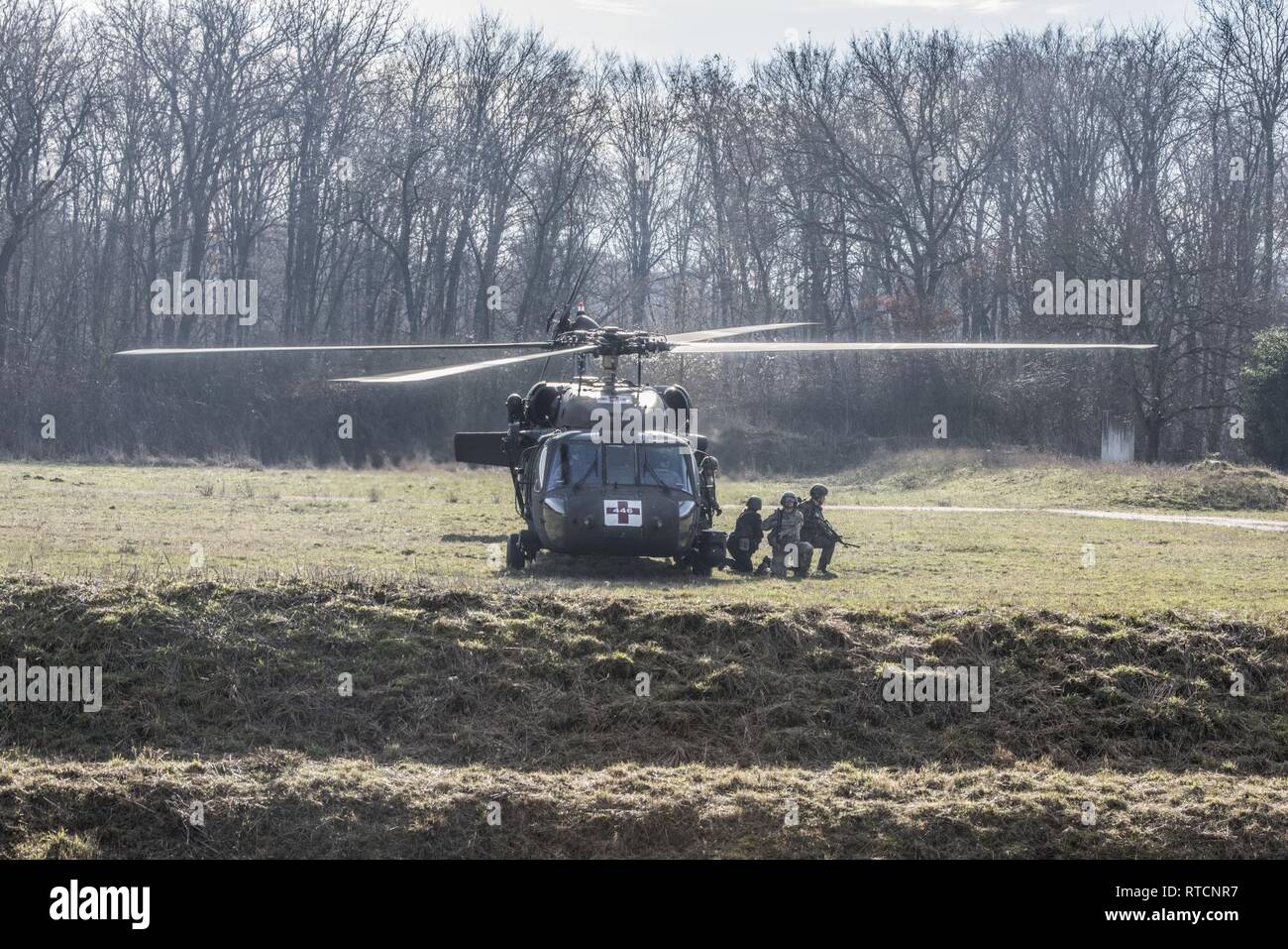 Stati Uniti I soldati e gli alleati della NATO tra cui soldati e gli organi di polizia dalla Repubblica federale di Germania e la Repubblica ceca per partecipare all'annuale internazionale di combattere Life Saver corso (ICL) presso le operazioni urbane Sito di formazione situato in Wackernheim, Germania, 14 febbraio 2019. Foto Stock