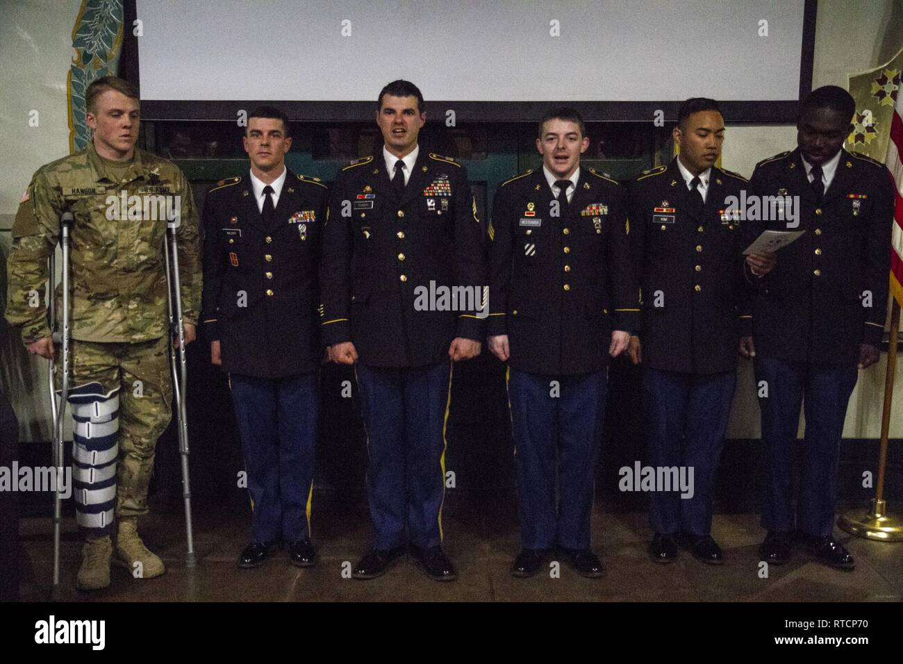 Stati Uniti Awardees esercito del guerriero migliore concorrenza "19 recitare l'NCO creed, concludendo la BWC banchetto sulla Fort Hunter Liggett, la California il Feb 14, 2019. Il guerriero della migliore concorrenza, ospitato da 91Training Division, valutate i soldati a varie attività del guerriero. Foto Stock