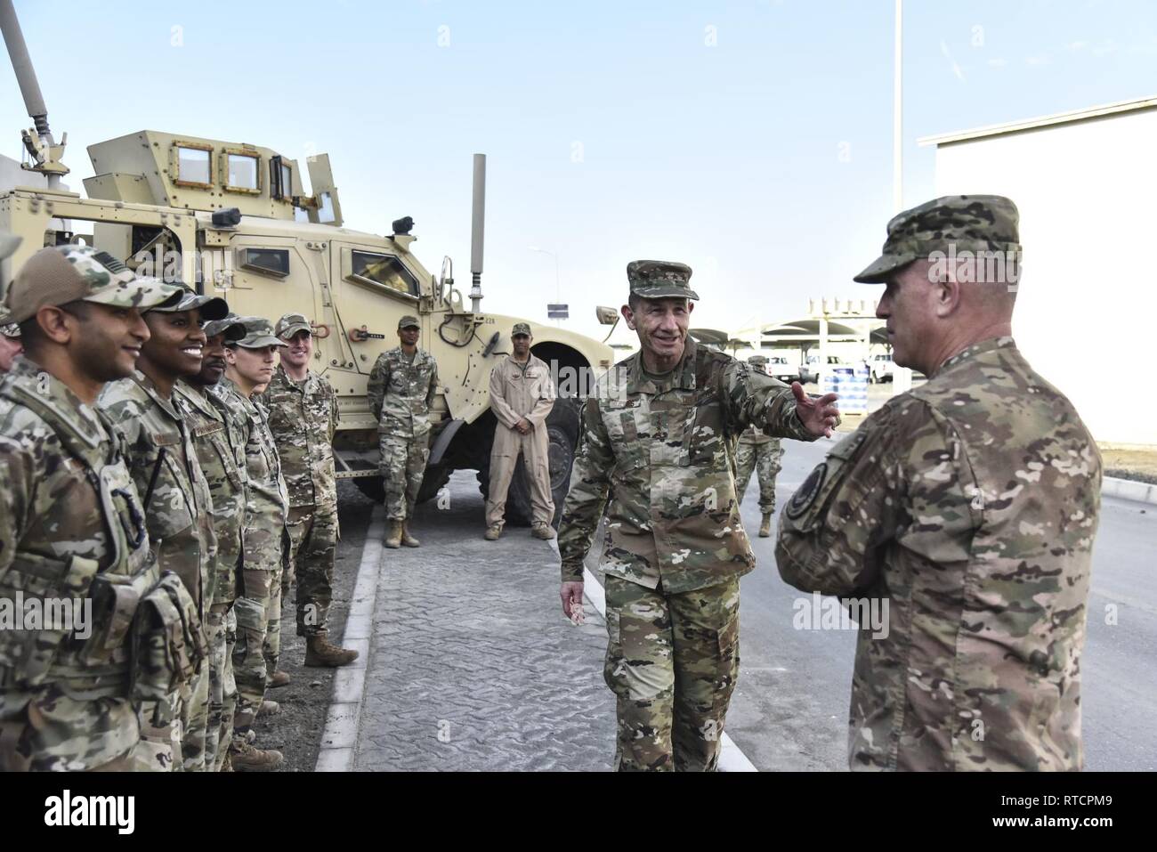 Stati Uniti Air Force gen. Mike Holmes, comandante di combattimento aereo comando, e Chief Master Sgt. Frank Batten III, il combattimento aereo il comando command chief, parlare di membri assegnati al 380 Expeditionary forze di sicurezza squadrone di Al Dhafra Air Base, Emirati Arabi Uniti, 14 febbraio, 2019. Holmes e listello sono caricati con la fornitura di combattere airpower in America di comandi di combattimento, organizza, treni, equipaggia, e mantiene il combattimento e forze di pronto. Foto Stock