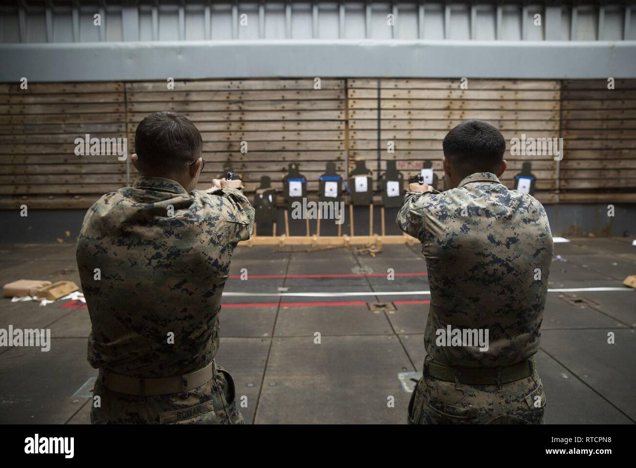 Lancia Cpl. Andrew Foss e Cpl. Andre Balseca, fucilieri con Alfa Company, Battaglione Team di atterraggio, 1° Battaglione, 4 Marines, "China Marines", simulare la cottura M9A1 9 mm pistole di servizio a bordo il dock landing ship USS Ashland (LSD 48), il Mar della Cina orientale, 14 febbraio, 2019. Foss, nativo di Milwaukee, Wisconsin, graduata da Riverside University nel giugno 2017 prima di arruolamento più tardi lo stesso mese. Balseca, nativo di Chicago, Illinois, graduata da Oriente Leyden High School nel maggio del 2015 prima di arruolamento nel giugno dopo che l'anno. Società alfa Marines sono la piccola barca specialisti raid per BLT 1/4, Foto Stock