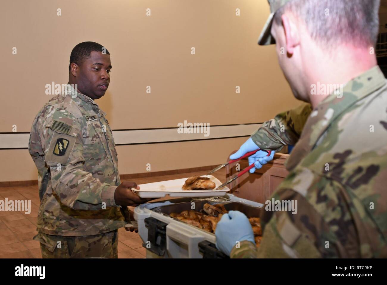 FORT BLISS, Texas - Circa 200 soldati del ADVON (advanced echelon) partito per la 155Armored Brigade Combat Team, Mississippi Esercito Nazionale Guardia, hanno fatto il loro arrivo in Sila L. Copeland Arrivo/Partenza Airfield gruppo di controllo, Fort Bliss, Texas, Feb 15, 2019. La 155ABCT hanno cominciato demobilizing dal loro Medio Orientale teatro di operazioni, per un totale di oltre 3.500 soldati MSARNG entro la sua intera organizzazione ombrello. Foto Stock