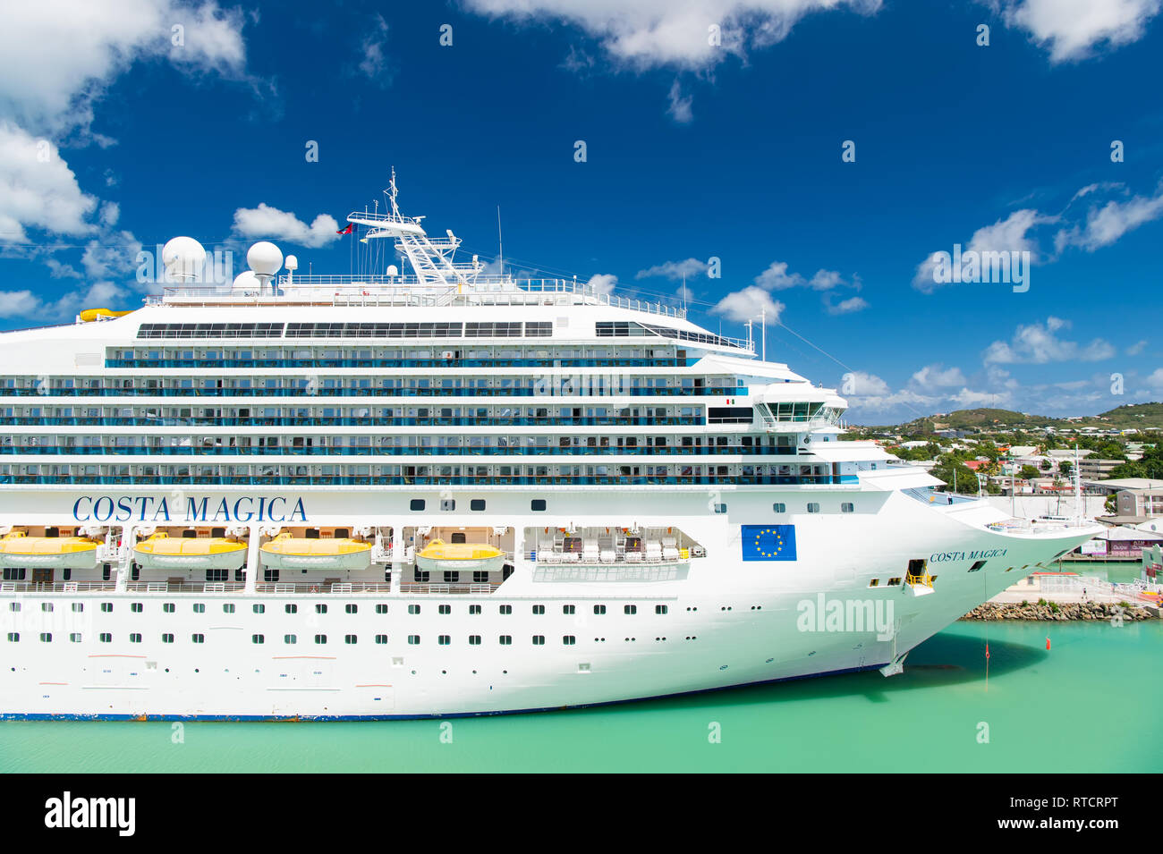 St Johns, Antigua - Marzo 05, 2016: nave da crociera Costa Magica ormeggiata nel porto di mare. Viaggi, vacanze e wanderlust di lusso. Foto Stock