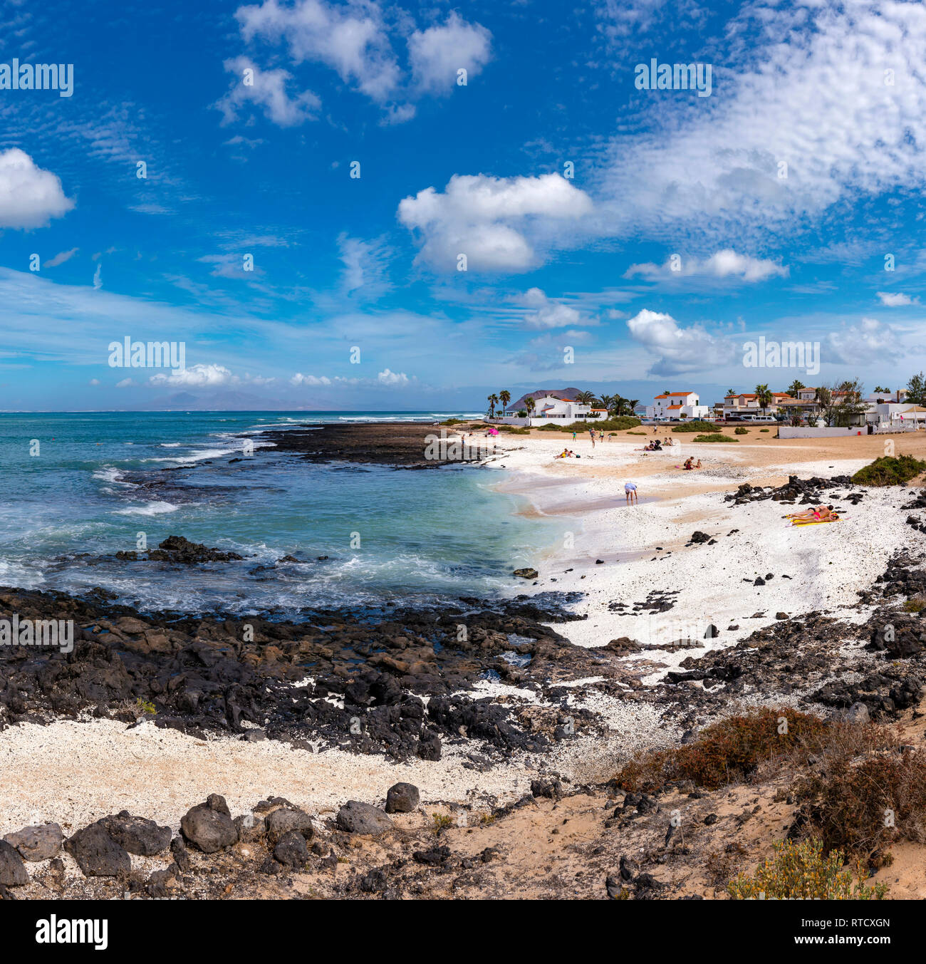 Il Coral Beach Playa Vista Lobos, Corralejo, Spagna Spagna.Caption locale *** città, villaggio, acqua, Estate, spiaggia, mare, persone Foto Stock