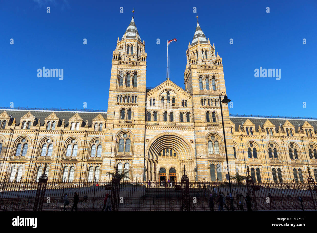 La facciata frontale dell'iconico Museo di Storia Naturale di Alfred Waterhouse Building, Cromwell Road, South Kensington, Londra SW7 Foto Stock