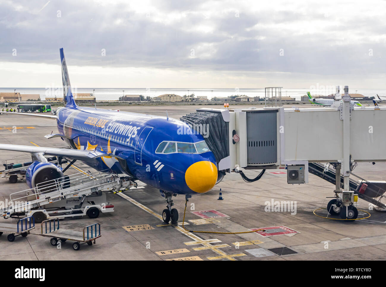 Las Palmas de Gran Canaria, Spagna - 13 dicembre 2018: un aeromobile di tipo Airbus A320, operati da Air Europa (Europa Park livrea) Imbarco in Las Palmas de Gra Foto Stock