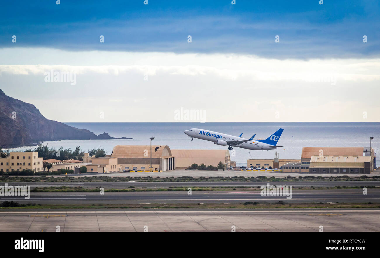 Las Palmas de Gran Canaria, Spagna - 13 dicembre 2018: Boeing 737-85P di aeromobili (reg.numero CE-MVY), operati da Air Europa di decollare dal Las Pal Foto Stock
