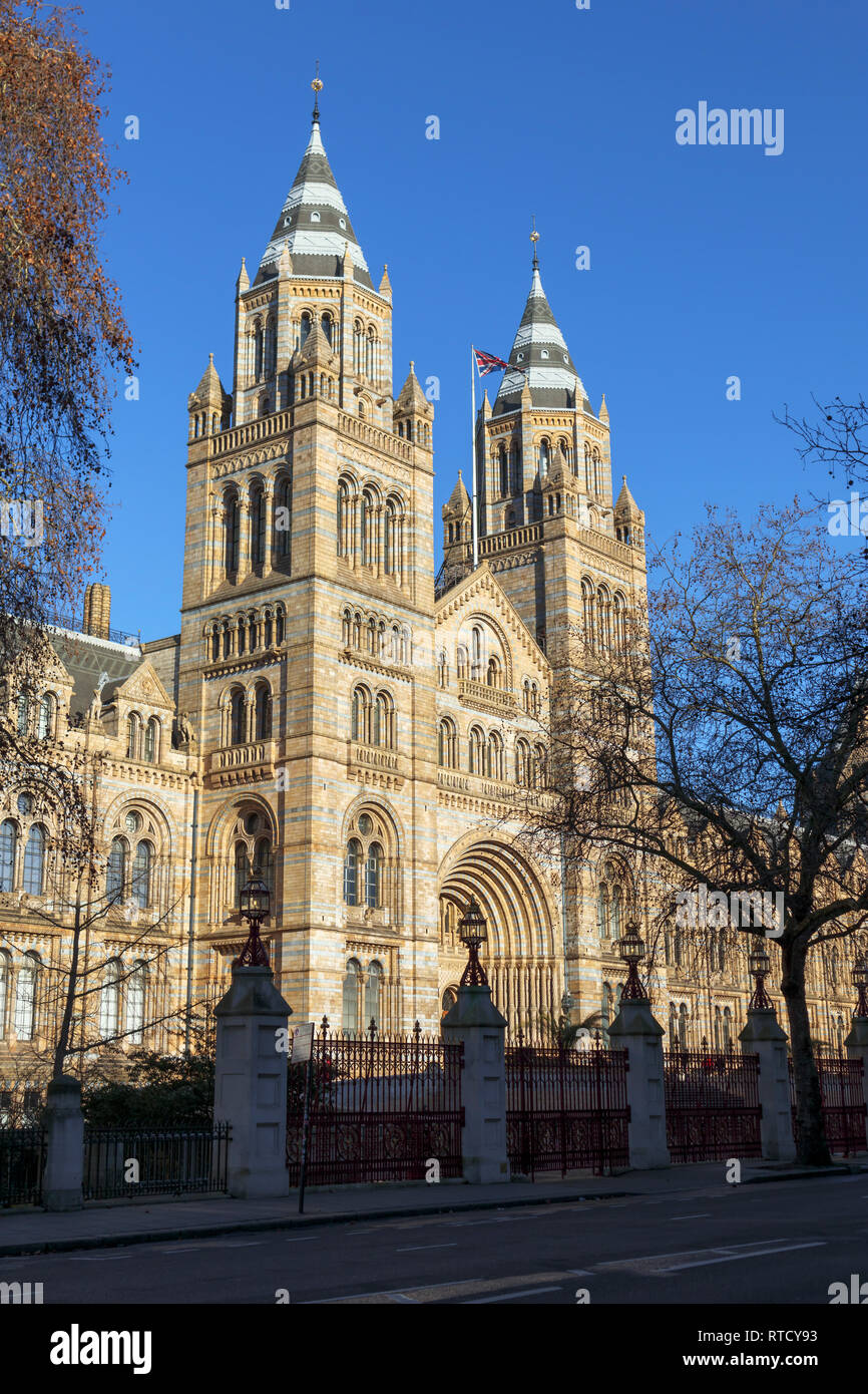 La facciata frontale dell'iconico Museo di Storia Naturale di Alfred Waterhouse Building, Cromwell Road, South Kensington, Londra SW7 Foto Stock